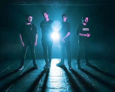 Devil May Care: Platte, Shows & Strandsäuberungen
